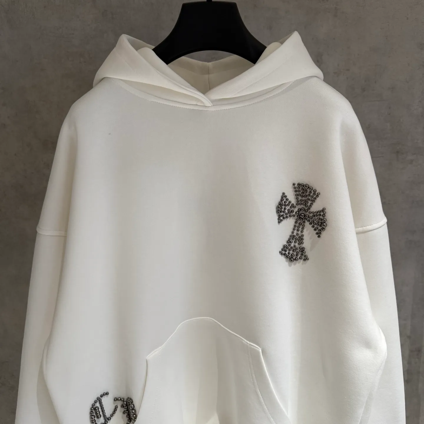 🅿️410 [Strict quality control] CH Croixin's new long-sleeved hooded sweatshirt. The fabric is made of heavy 480g double yarn fabric. Front and back embroidery➕beads. Ready-to-wear loose fit. The fabric is stiff and stylish. It does not deform or shrink. Color: black, white, floral gray. Size: M-2xl
